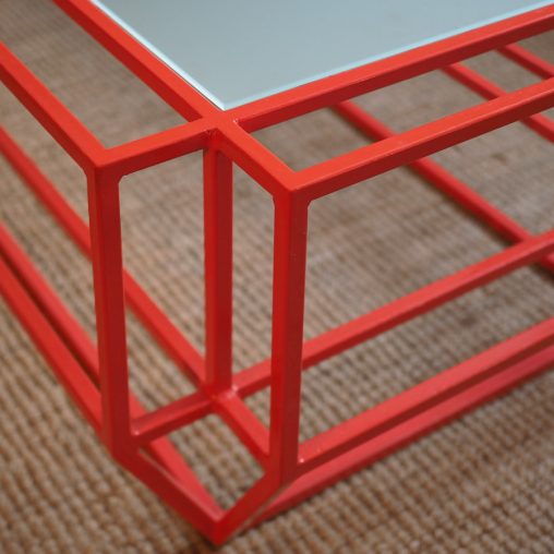 Conception d'une table basse en métal de style Art Déco orange minium